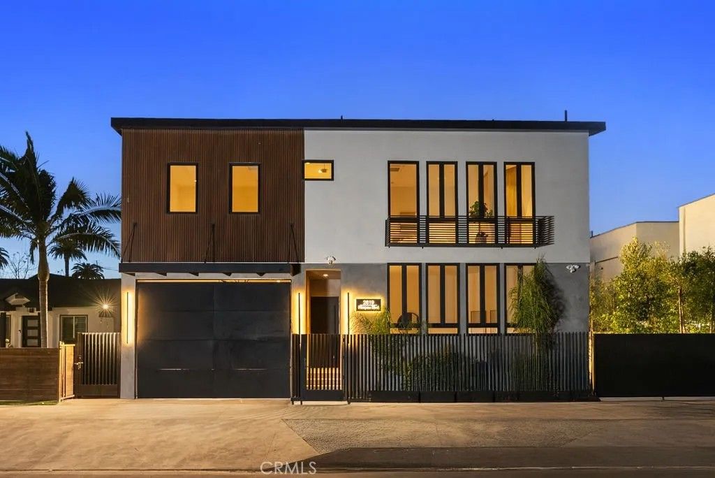 Photo of 2619 S Rimpau Blvd, Los Angeles, CA 90016 (MLS # OC26016351)