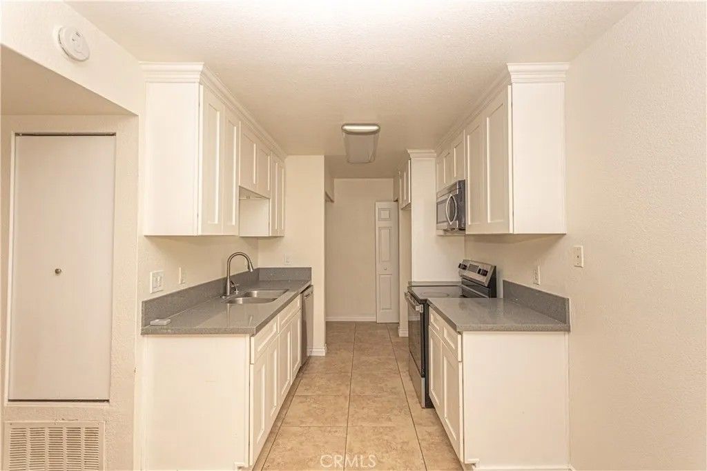 Photo of 1265 Kendall Dr #811, San Bernardino, CA 92407 (MLS # CV26006881)