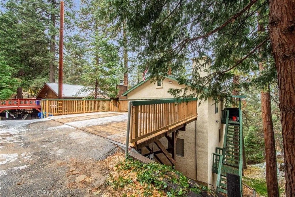 Photo of 513 W Victoria Court, Lake Arrowhead, CA 92352 (MLS # RS26005110)