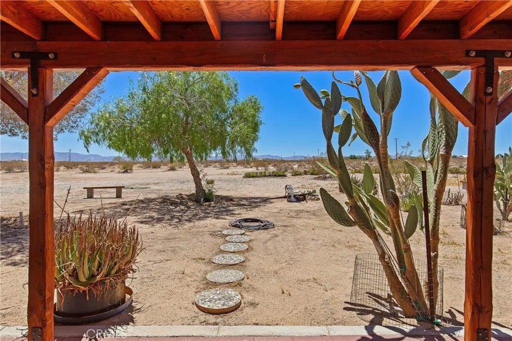 65330 Sand Trail