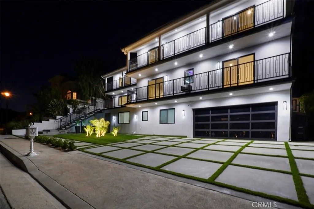 Photo of 3381 Oakmont View Drive, Glendale, CA 91208 (MLS # GD26048812)