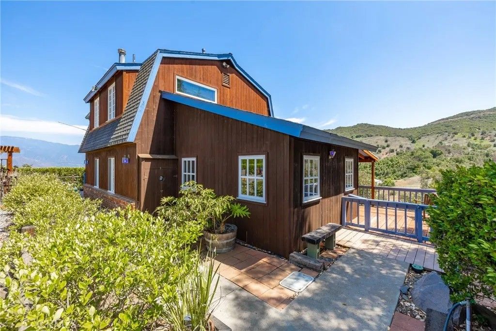 Photo of 335 Rainbow Crest, Fallbrook, CA 92028 (MLS # ND25230053)