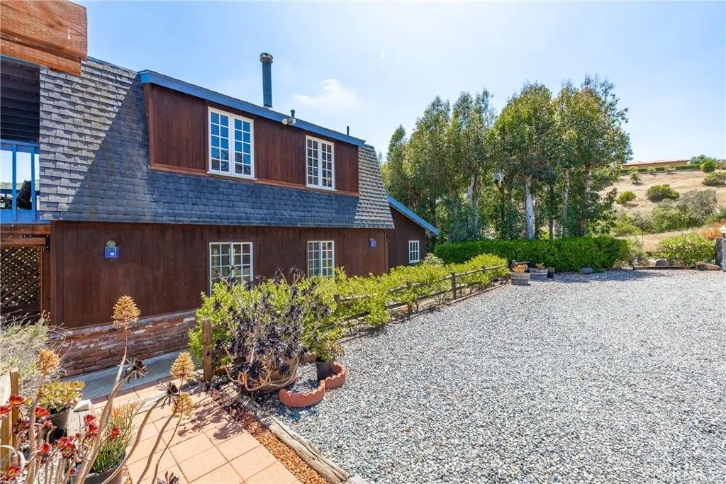 Photo of 335 Rainbow Crest, Fallbrook, CA 92028 (MLS # ND25230053)