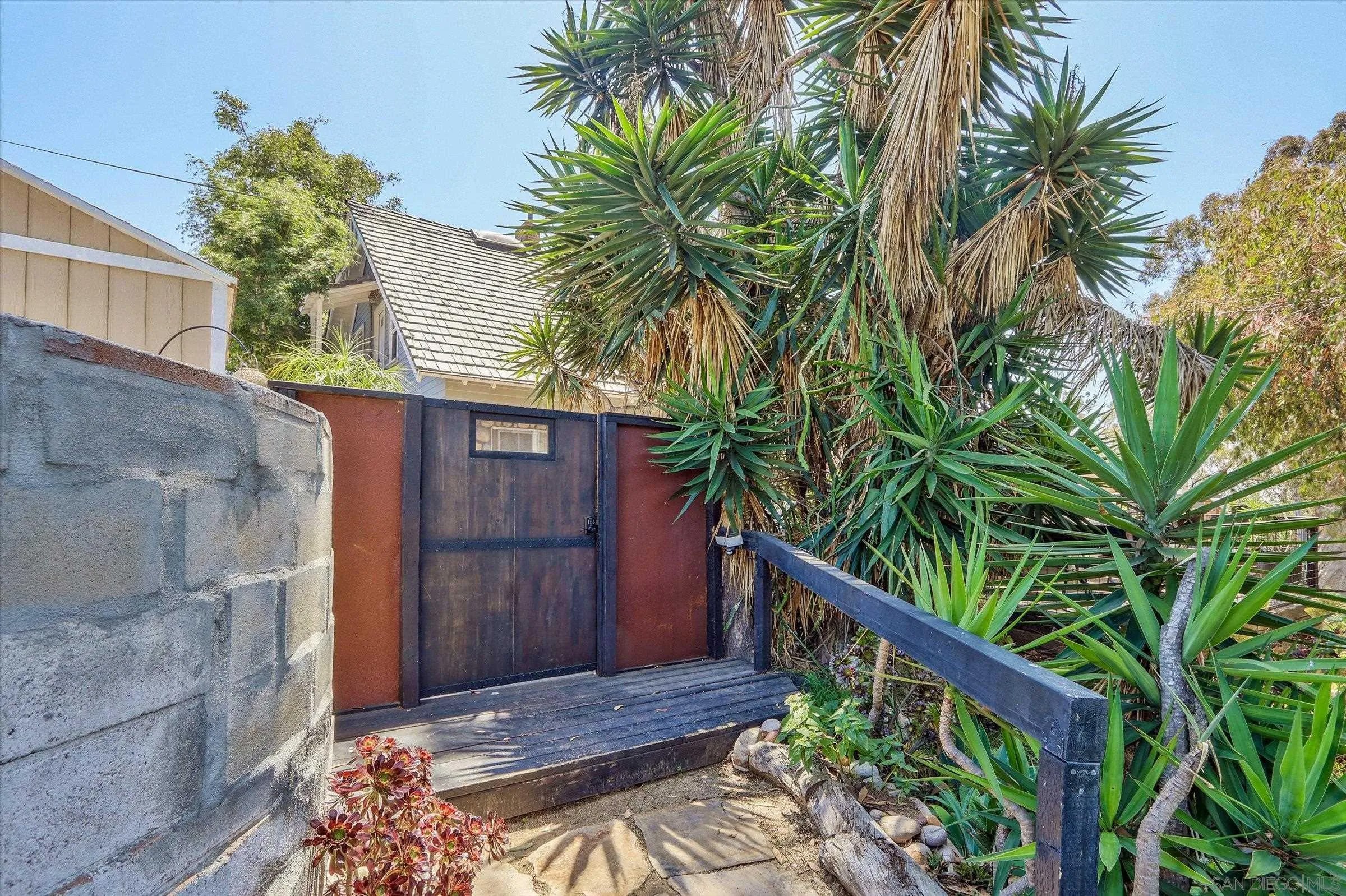 1035 Edgemont Place