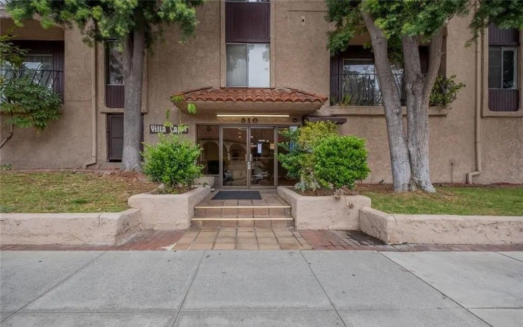 Photo of 310 N Jackson Street #104, Glendale, CA 91206 (MLS # GD26065277)