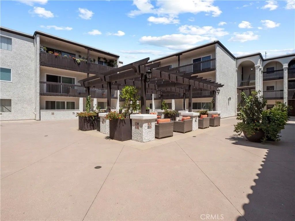 Photo of 5334 Lindley Avenue #319, Encino, CA 91316 (MLS # SR26073822)