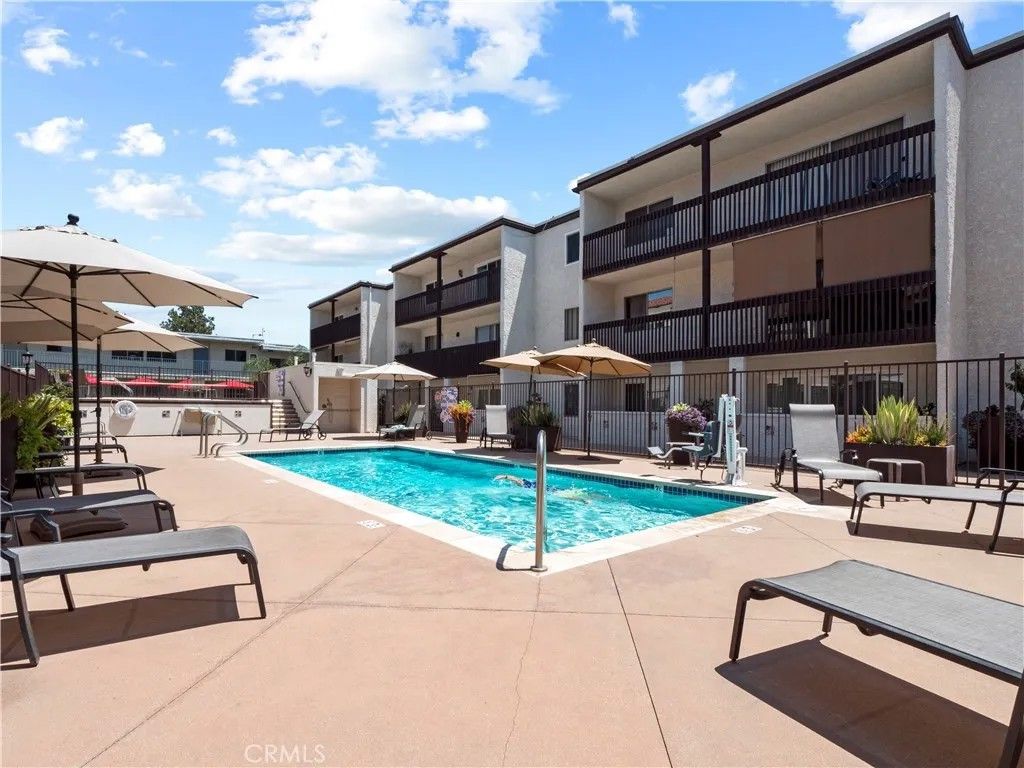 Photo of 5334 Lindley Avenue #319, Encino, CA 91316 (MLS # SR26073822)