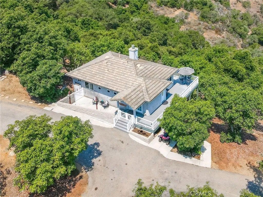 Photo of 2125 Puerto Del Mundo, Fallbrook, CA 92028 (MLS # ND25158960)