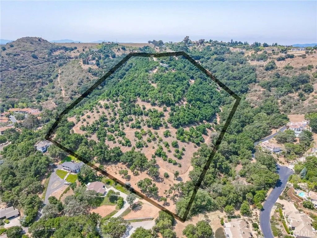 Photo of 2125 Puerto Del Mundo, Fallbrook, CA 92028 (MLS # ND25158960)