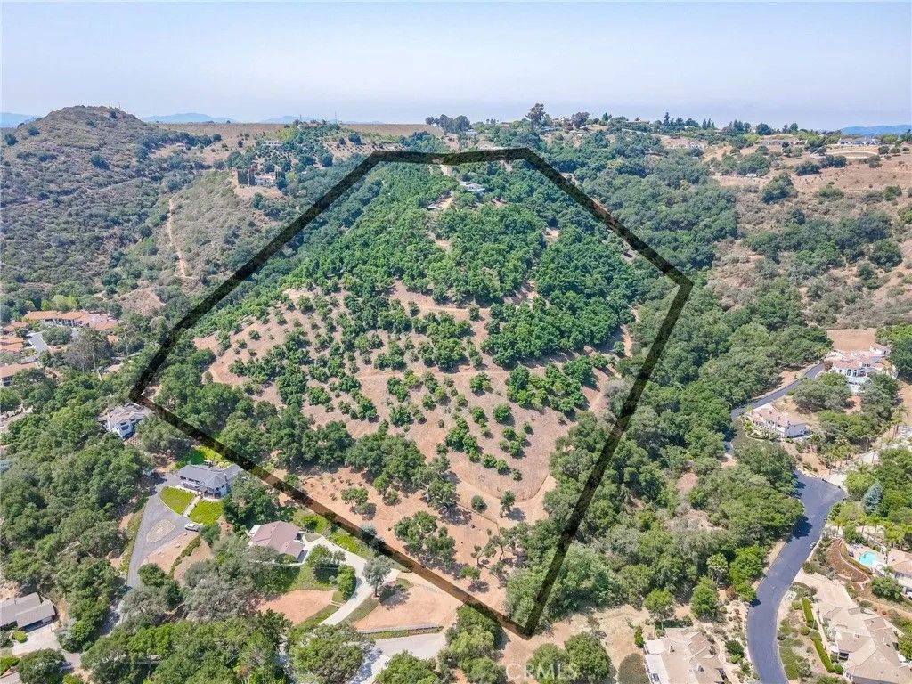 Photo of 2125 Puerto Del Mundo, Fallbrook, CA 92028 (MLS # ND25158960)