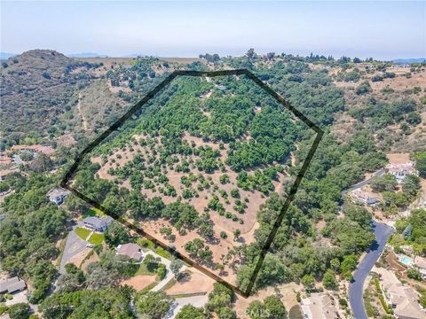 Photo of 2125 Puerto Del Mundo, Fallbrook, CA 92028 (MLS # ND25158960)