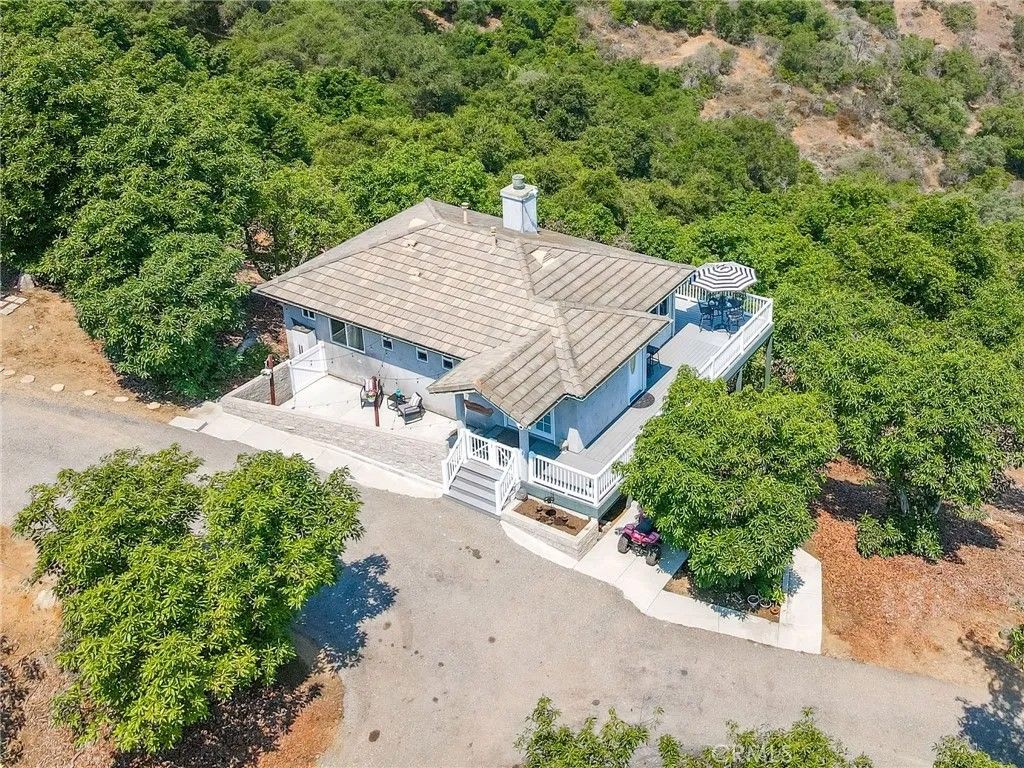 Photo of 2125 Puerto Del Mundo, Fallbrook, CA 92028 (MLS # ND25158960)