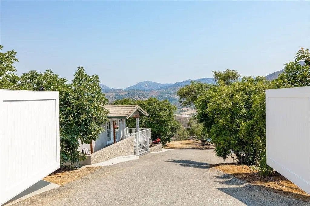 Photo of 2125 Puerto Del Mundo, Fallbrook, CA 92028 (MLS # ND25158960)