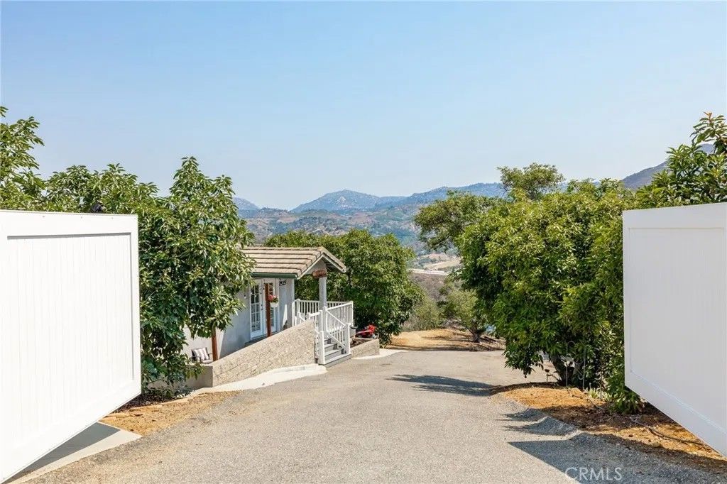 Photo of 2125 Puerto Del Mundo, Fallbrook, CA 92028 (MLS # ND25158960)