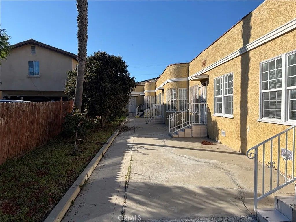 Photo of 6121 10th, Los Angeles, CA 90043 (MLS # DW25281483)