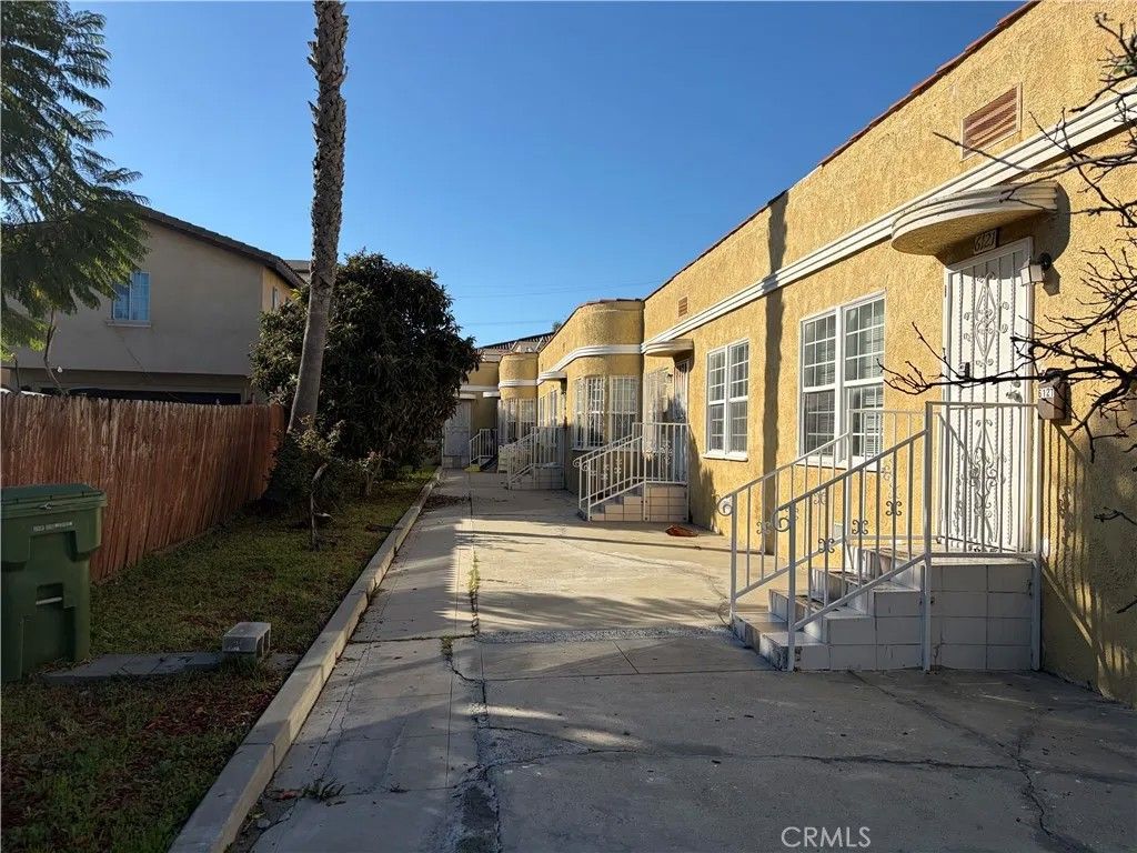 Photo of 6121 10th, Los Angeles, CA 90043 (MLS # DW25281483)