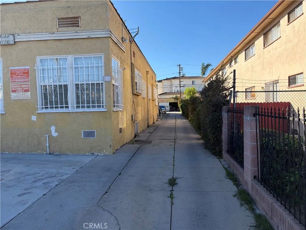 Photo of 6121 10th, Los Angeles, CA 90043 (MLS # DW25281483)