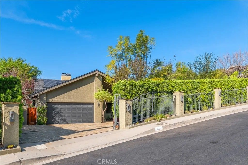 Photo of 4556 Poe Avenue, Woodland Hills, CA 91364 (MLS # SR26064327)