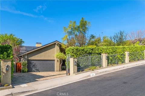 Photo of 4556 Poe Avenue, Woodland Hills, CA 91364 (MLS # SR26064327)