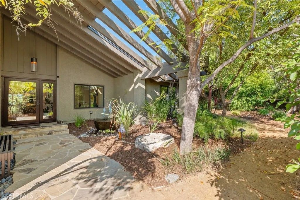 Photo of 4556 Poe Avenue, Woodland Hills, CA 91364 (MLS # SR26064327)