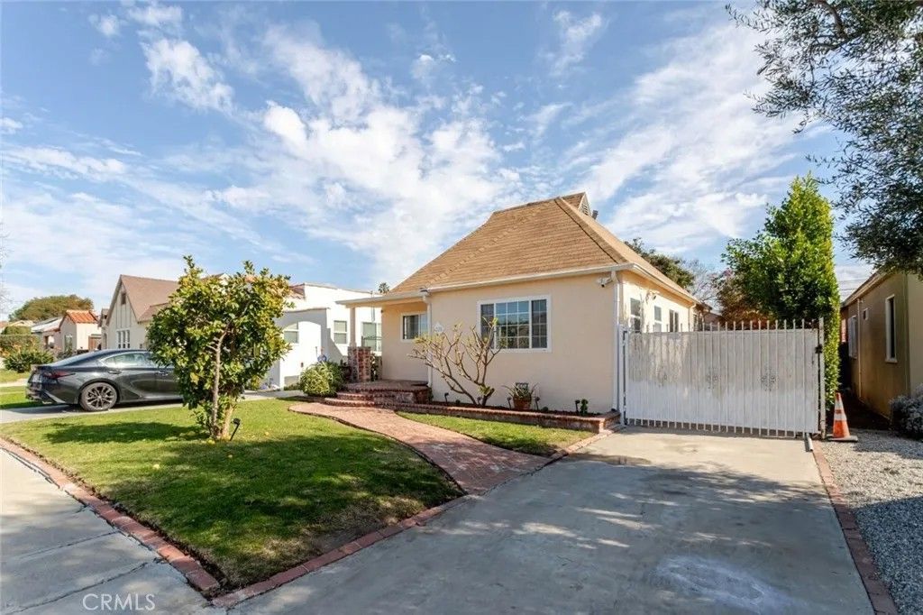 Photo of 6226 Eileen Avenue, Los Angeles, CA 90043 (MLS # SR26019725)