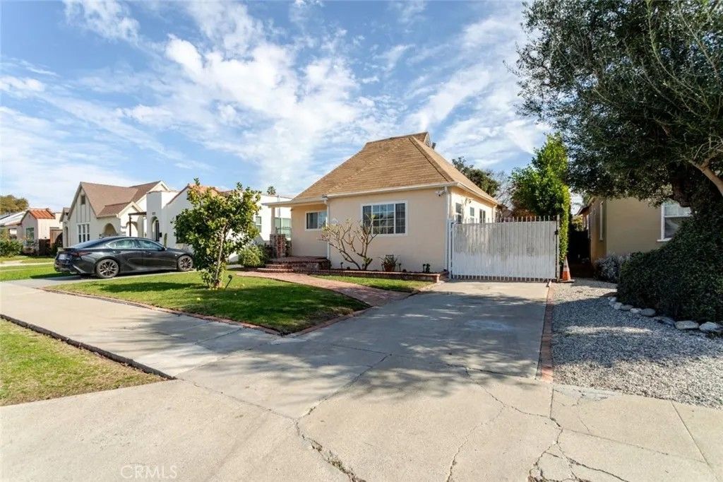 Photo of 6226 Eileen Avenue, Los Angeles, CA 90043 (MLS # SR26019725)