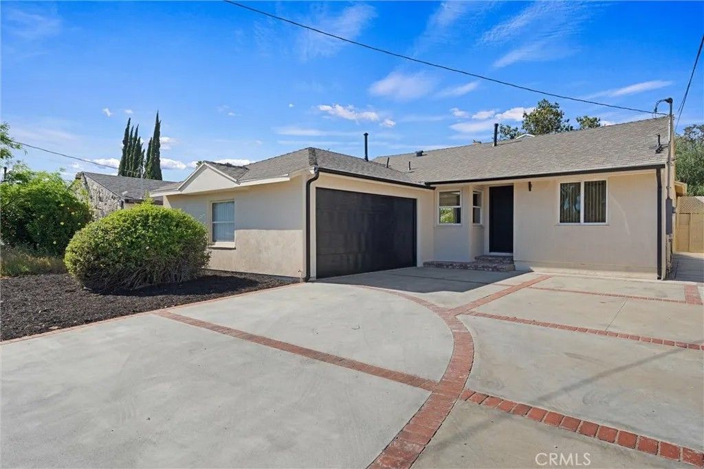 Photo of 13739 Wyandotte St, Van Nuys, CA 91405 (MLS # GD26078729)