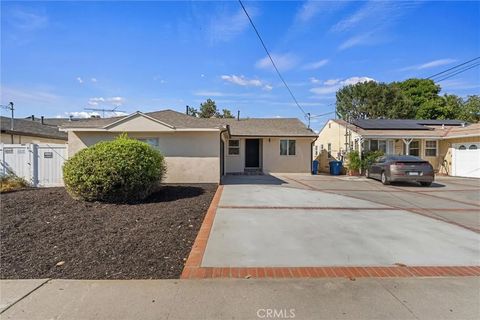 Photo of 13739 Wyandotte St, Van Nuys, CA 91405 (MLS # GD26078729)