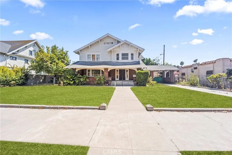 2320 W 25th