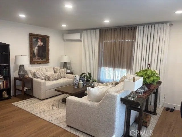 503 W Denni