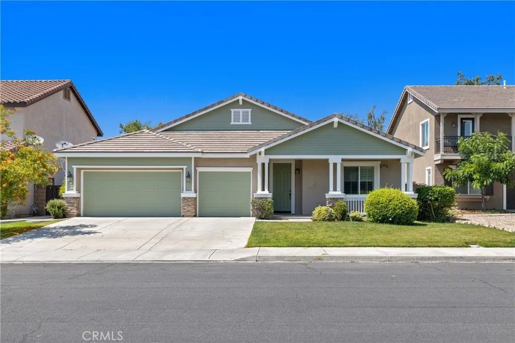 Photo of 31610 Wintergreen Way, Murrieta, CA 92563 (MLS # SW25148357)