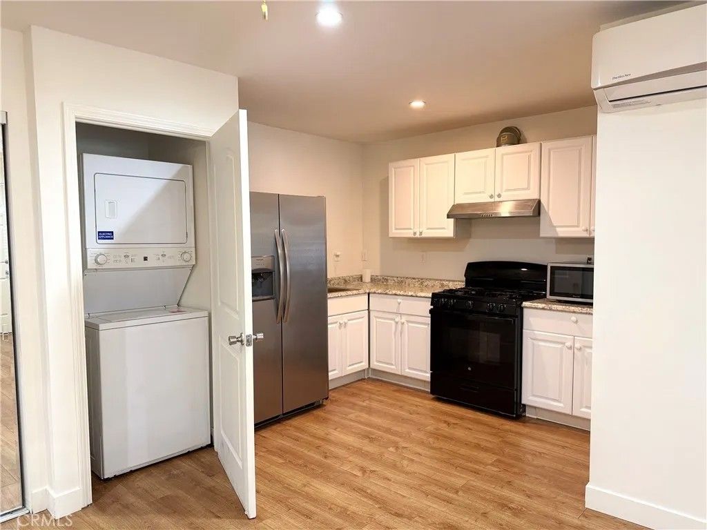 Photo of 22942 Cass Avenue, Woodland Hills, CA 91364 (MLS # SR26068249)