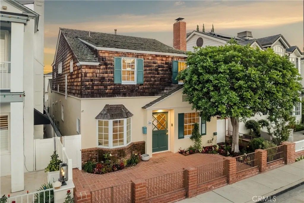 Photo of 220 Apolena Avenue, Newport Beach, CA 92662 (MLS # LG25273620)