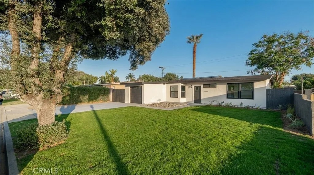 1834 E Holly Oak