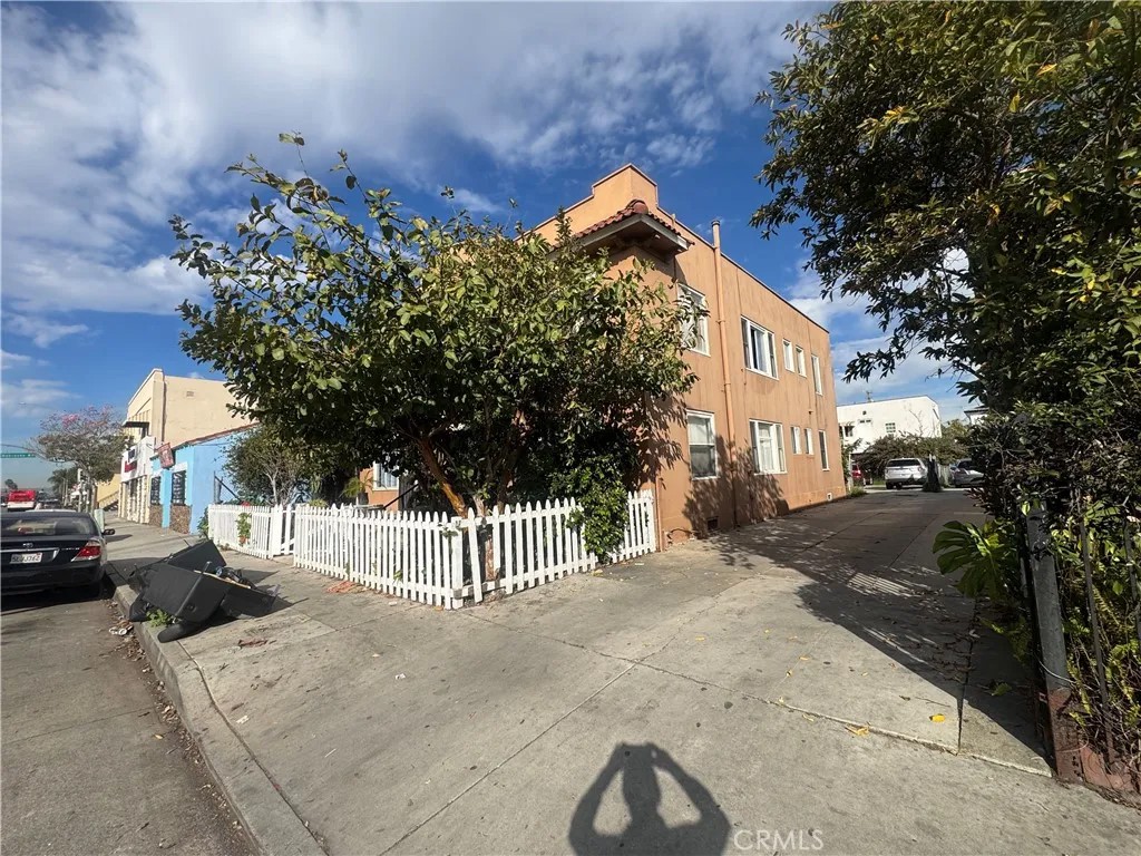 1443 E 7th