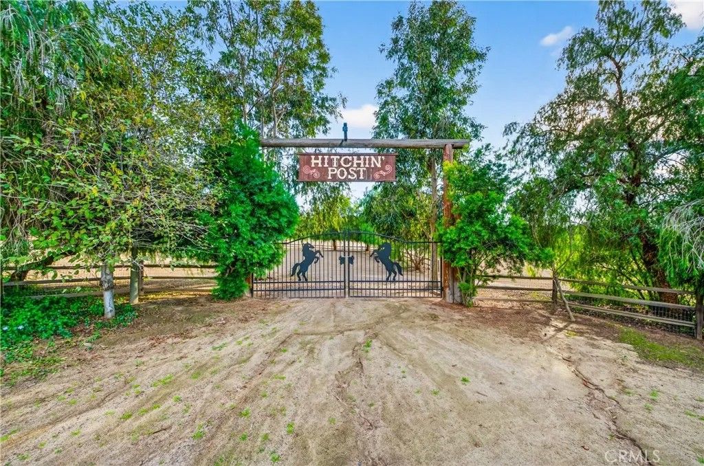 Photo of 31625 Ano Crest Road, Winchester, CA 92596 (MLS # SW26011942)