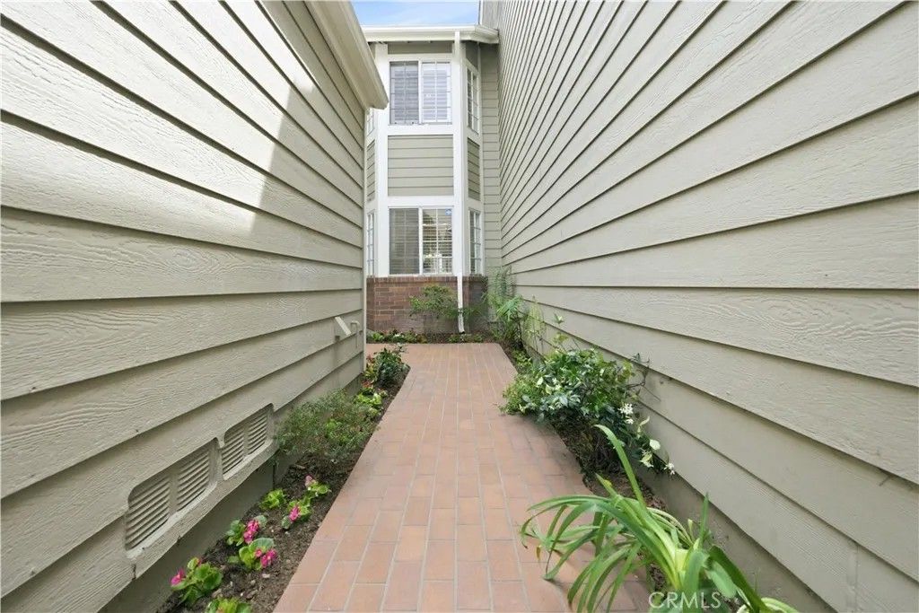 Photo of 510 S Stoneham Court #102, Long Beach, CA 90803 (MLS # PW26079642)