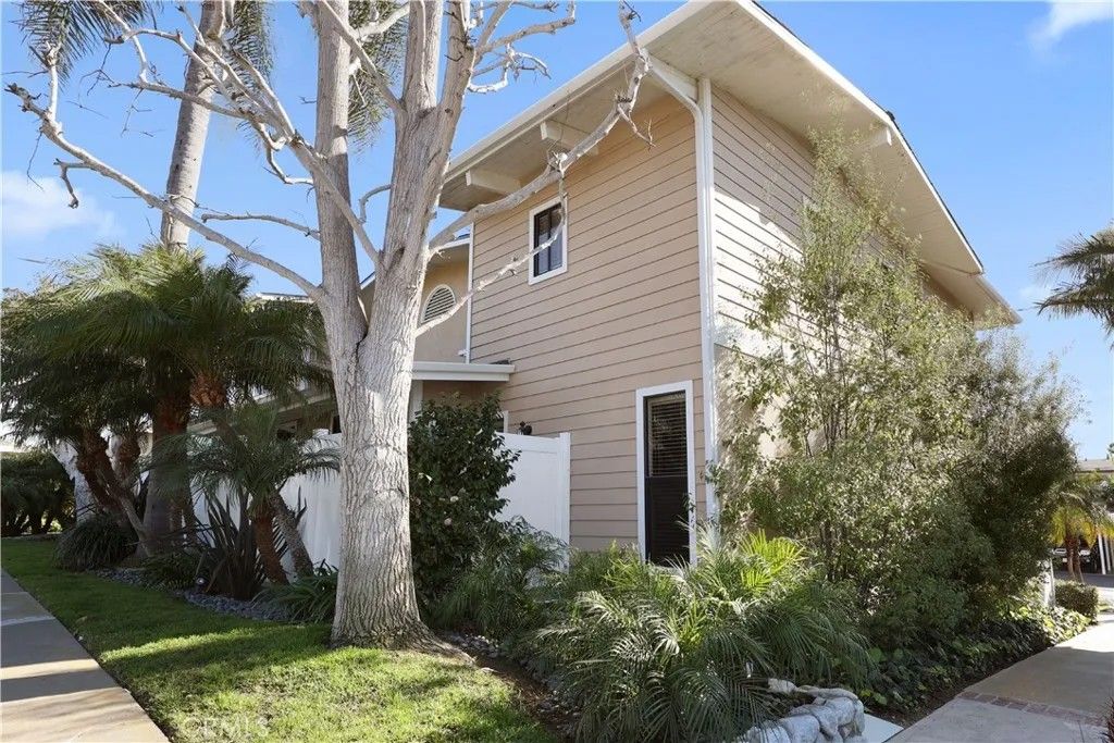 Photo of 454 Seaward Road, Corona Del Mar, CA 92625 (MLS # NP26078331)