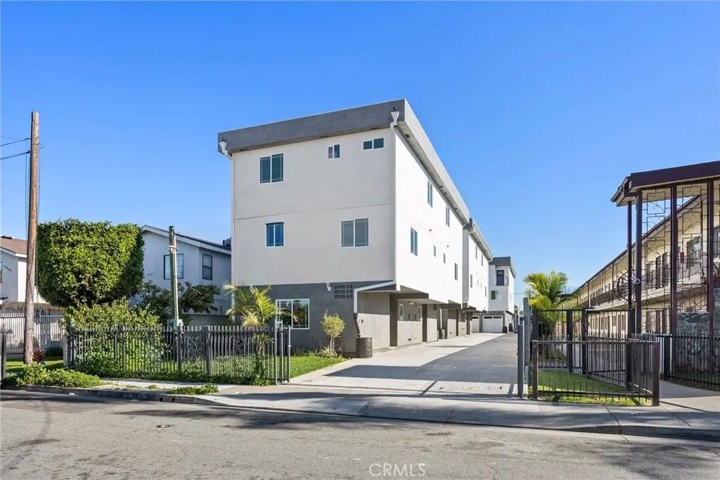 Photo of 10936 S Osage Ave, Inglewood, CA 90304 (MLS # DW26012916)