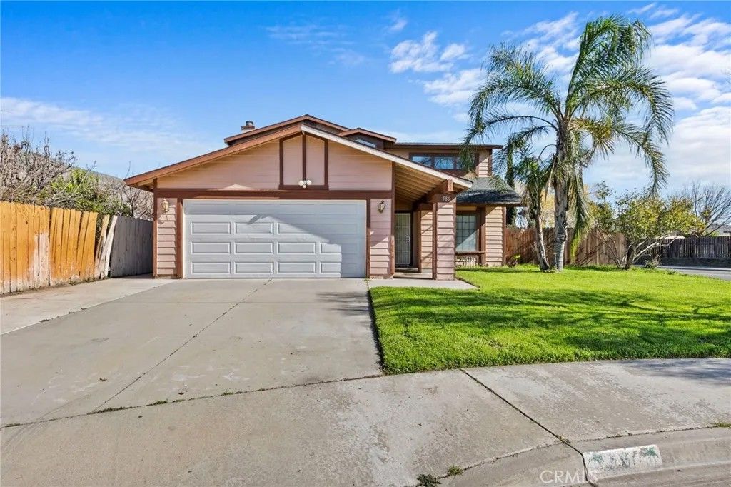 Photo of 580 Wimbledon Dr, San Jacinto, CA 92583 (MLS # CV25258621)