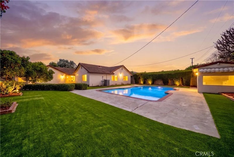 1319 Las Lomas
