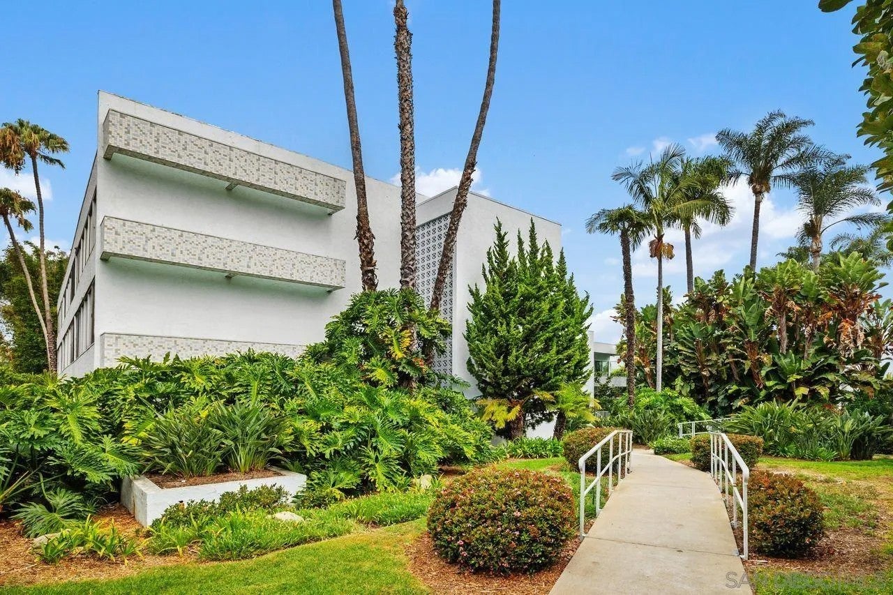 2368 Torrey Pines Road 66