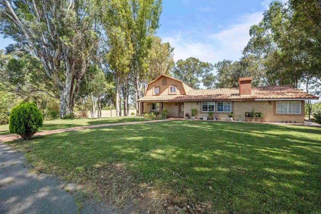 Photo of 25450 Hayes Ave, Murrieta, CA 92562 (MLS # PTP2506821)