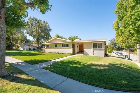 Photo of 25085 Highspring Ave, Newhall, CA 91321 (MLS # SR25247611)