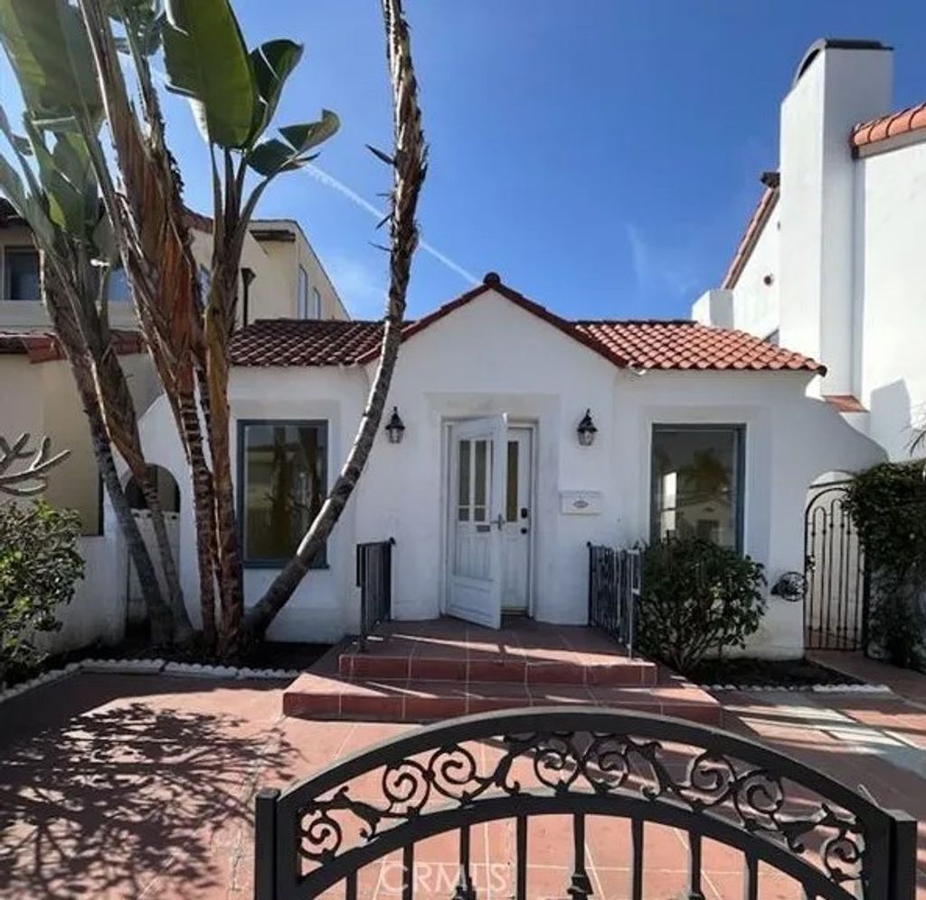 Photo of 131 Santa Ana Avenue, Long Beach, CA 90803 (MLS # WS26043138)