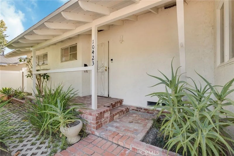 10423 Irondale Avenue