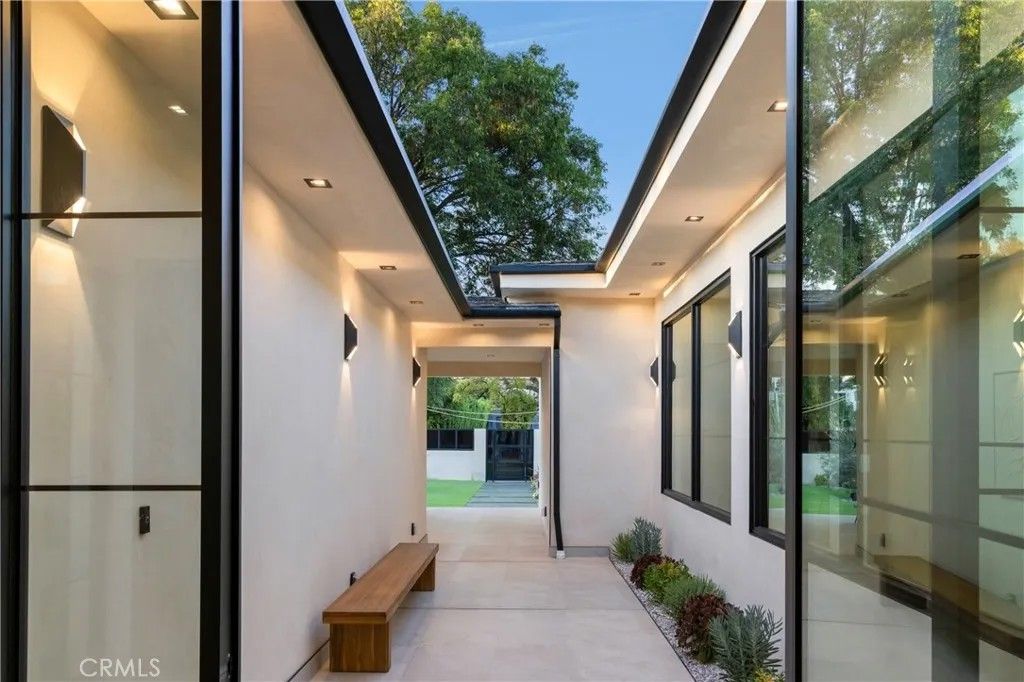 Photo of 11826 Kling Street, Valley Village, CA 91607 (MLS # SR26060969)