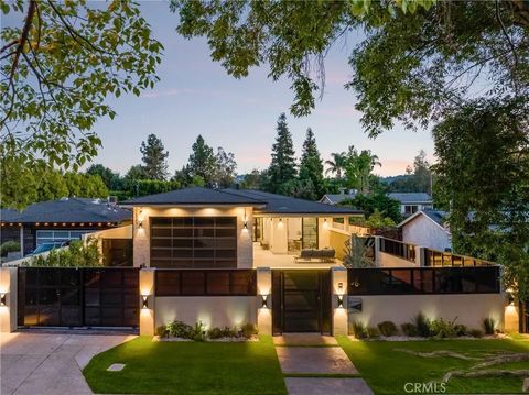 Photo of 11826 Kling Street, Valley Village, CA 91607 (MLS # SR26060969)