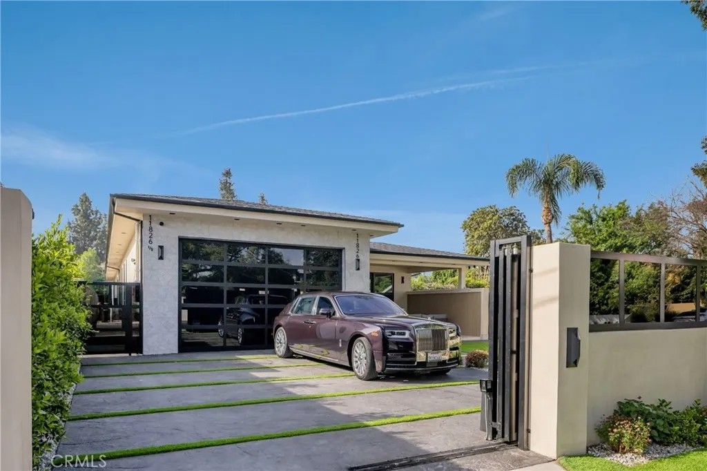 Photo of 11826 Kling Street, Valley Village, CA 91607 (MLS # SR26060969)