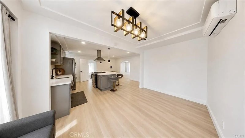 1558 W 105th